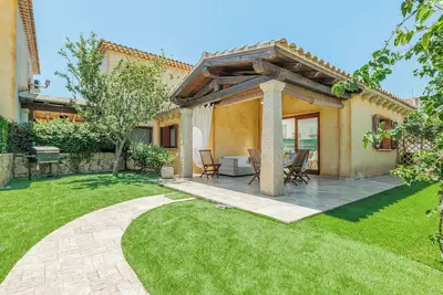 Image de Appartement 'Villetta Vacanze Budoni' avec terrasse privée, jardin privé et climatisation