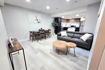 Image de 🏡 Spacious Basement Suite: 2 queen beds, Kitchen, Livingroom, Dining, Laundry