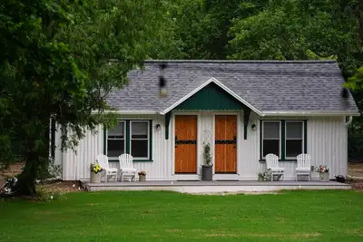 Image de Original cottage from the 50's completely renovated, timeless. Old Door County!