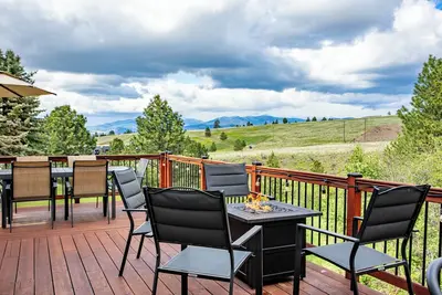 Modern Missoula home with Ac, WiFi, space for 10 & beautiful mountain views!