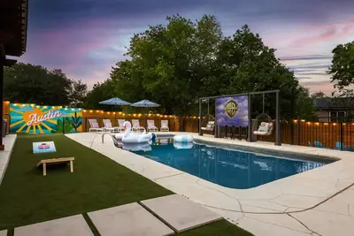 Image de Resort Backyard | Pool, Hot Tub, Fire Pit & Games
