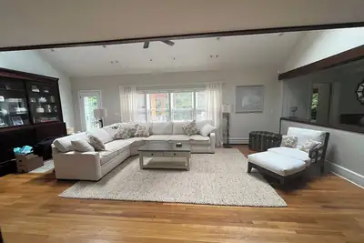 Image de Spacious 5 bedroom 4. 5 bath home centrally located mile to beach town