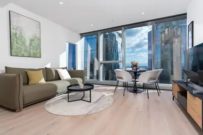 Image de City Escape| 2br next to Skybus w/ Sauna+Pool+Gym