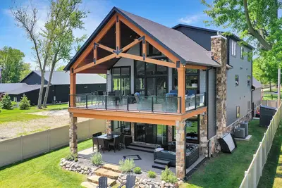 Image de Escape the City to Lakeside Luxury — Just 2 Hours from Chicago