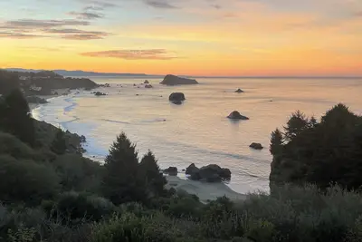 Image de “Ocean’s Embrace” Breathtaking Views @ Rainbow Rock! Private Beach Trail. Gated.