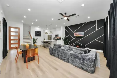 Image de 4Beds Cozy & Comfy - Mins to downtown W/ Backyard