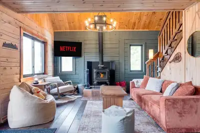 Image de Woodsy Chalet Near Tremblant