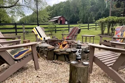 Image de Authentic Cherokee Cabin Farm: Pickleball, Firepit, Swing, Creeks, Grills