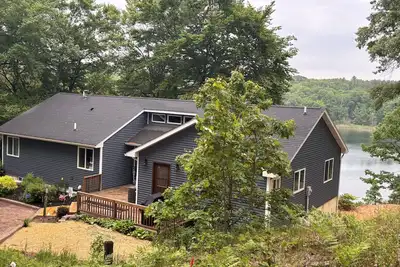 Image de Spacious 5-bedroom house with Ac & WiFi overlooking peaceful Morris Lake