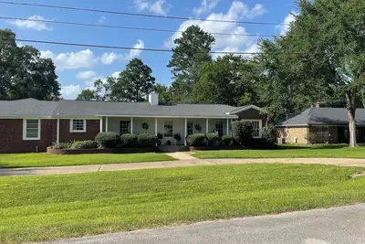 Image de Spacious 5 bedrooms with an office, 2 kitchens, and 2 master bedrooms.