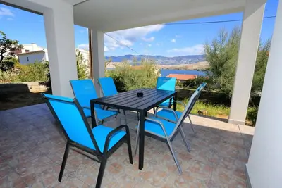 Image de Appartement de deux chambres avec la terrasse et la vue sur le mer Pag (A-24714-b)