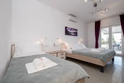 Image de Appartement de deux chambres avec la terrasse et la vue sur le mer Banjol, Rab (A-21635-f)