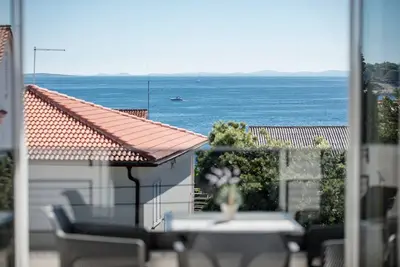 Image de Appartement de deux chambres avec le balcon et la vue sur le mer Banjol, Rab (A-21635-e)