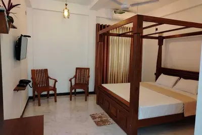 Charming 9-bedroom hotel with Ac, WiFi in delightful Gem city Ratnapura