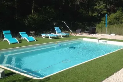 Image de En forêt, dans un havre de verdure avec piscine privée.