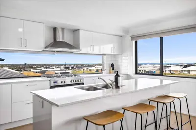 Image de Spacious family home with pool and ocean views