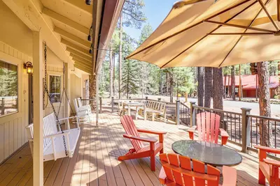 Image de Spacious Decks: Family Pinetop Country Club Home