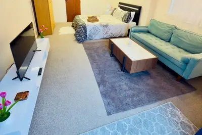 Image de 2br Airport flat! Wifi +Parking! Peaceful Stay