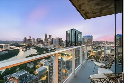 Image de The Emma Penthouse | 29th Floor, Views, Pool | 1 Blk to Rainey St | AvantStay