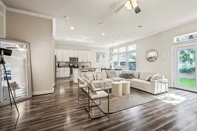 Image de Near Med Center Nrg | Balcony Yard Desk WiFi Games