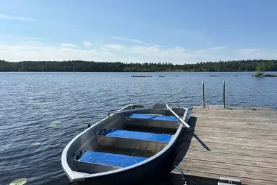 Image de Ratzeputz Cabin – Sauna, private jetty and lakeside nature retreat in Värmland
