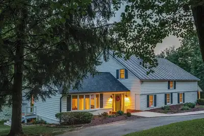 Image de 2. 5 hours from Washington D. C. this spacious 5br 2. 5ba farmhouse is on a secluded 75-acre property near Manchester, Md, in scenic Carroll County. It promises a relaxing retreat near the state line, exciting local attractions, and natural landmarks.