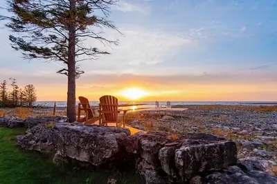 Image de Whiskey Harbour Lakehouse - Stay 2 nights, get 1 night free.