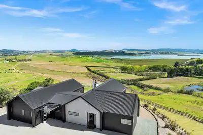 Image de Huge Hidden Family Oasis - Water Views, Space and Serenity