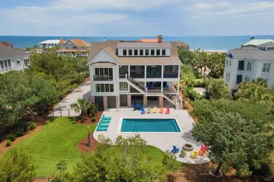 Image de Beautiful 9-Bedroom Coastal Retreat Second-Row, Ocean Views with Private Pool!