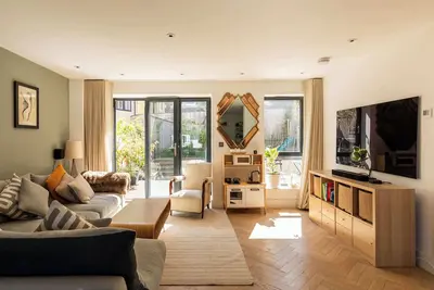 Image de Stylish Family Home with Garden