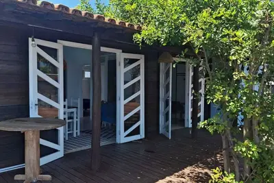 Image de Stylish cabin with large deck overlooking Costa and Tiririca beaches.