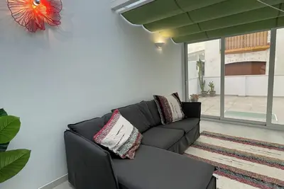 Image de Beautiful renovated 2 bedroom/2 bath apartment with private terrace.