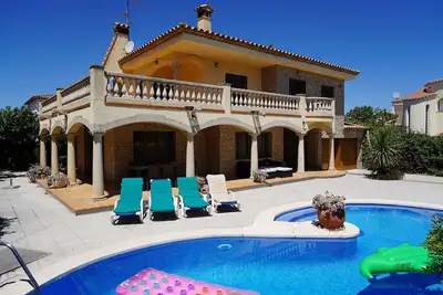 Villa spacieuse avec piscine privée près de la plage sur la Costa Brava