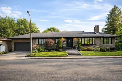 Image de L'urbaine. Piscine creusée.