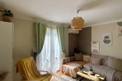 Image de Appartement Cosy au Cœur d’un Village Provençal – 2 Chambres + Balcon Lumineux