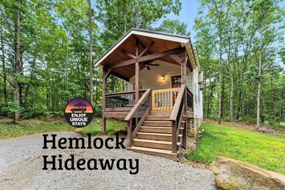 Image de The Hemlock Hideaway tiny home!