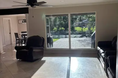 Image de Beautiful spacious home located on the Bayou. \n25 min. from beach 55 from Houston.