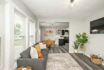 Image de Modern Cincy Home – For 6