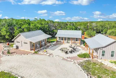 Image de Cozy Lakehouse Charm + Firepit & Pickleball Fun