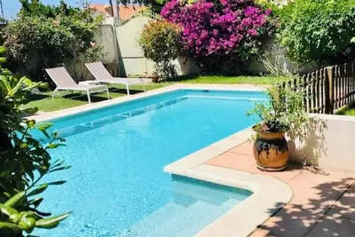 Image de Grande maison avec piscine, jardin privé et espace convivial