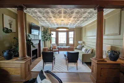 Image de Luxury 3rd Floor Penthouse Perched High Above Historic Downtown Geneva