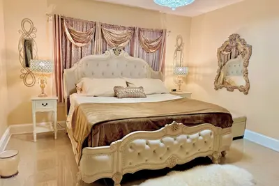 Gorgeous, Stylish, Spacious Duplex with Regal Vibes No Cleaning Fee