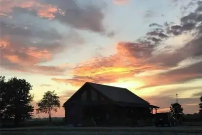 Image de Spacious 5-bedroom cabin in tranquil Wharton with WiFi, fitness room, pond\n