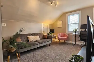 Image de Upper Unit Apartment with 2 Bedrooms - Workspace -Walk to Downtown Ferndale