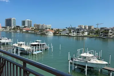 Image de Elegant Coastal Escape-3br Waterfront Townhouse in Clearwater Beach
