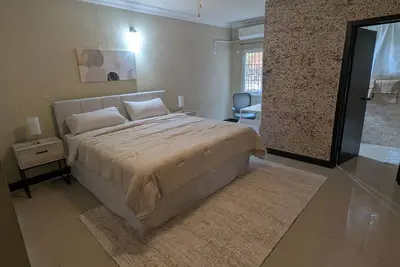 Image de Modern 2br 2. 5ba Barbican Apt in gated complex in upscale neighbourhood