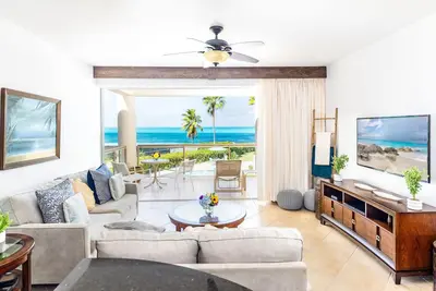 Image de Brand New Listing: Beachfront Bliss 1-Bedroom Condo directly on Grace Bay Beach
