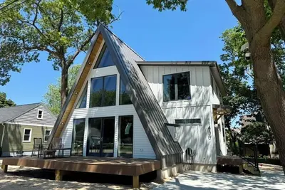 Image de Modern A-frame situated only steps to beautiful Michigan and  Muskegon beaches.