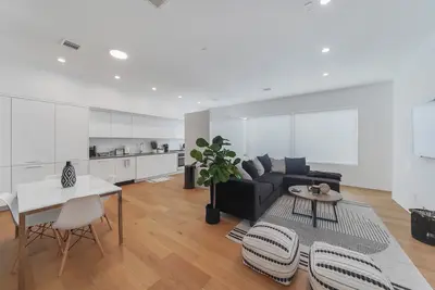 Image de Contemporary Townhouse East Downtown w/ Parking