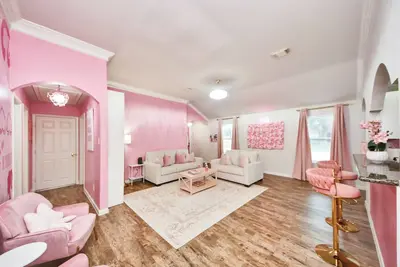 Image de Pink Era Home! Full Pink Home w/ Glam Room & More